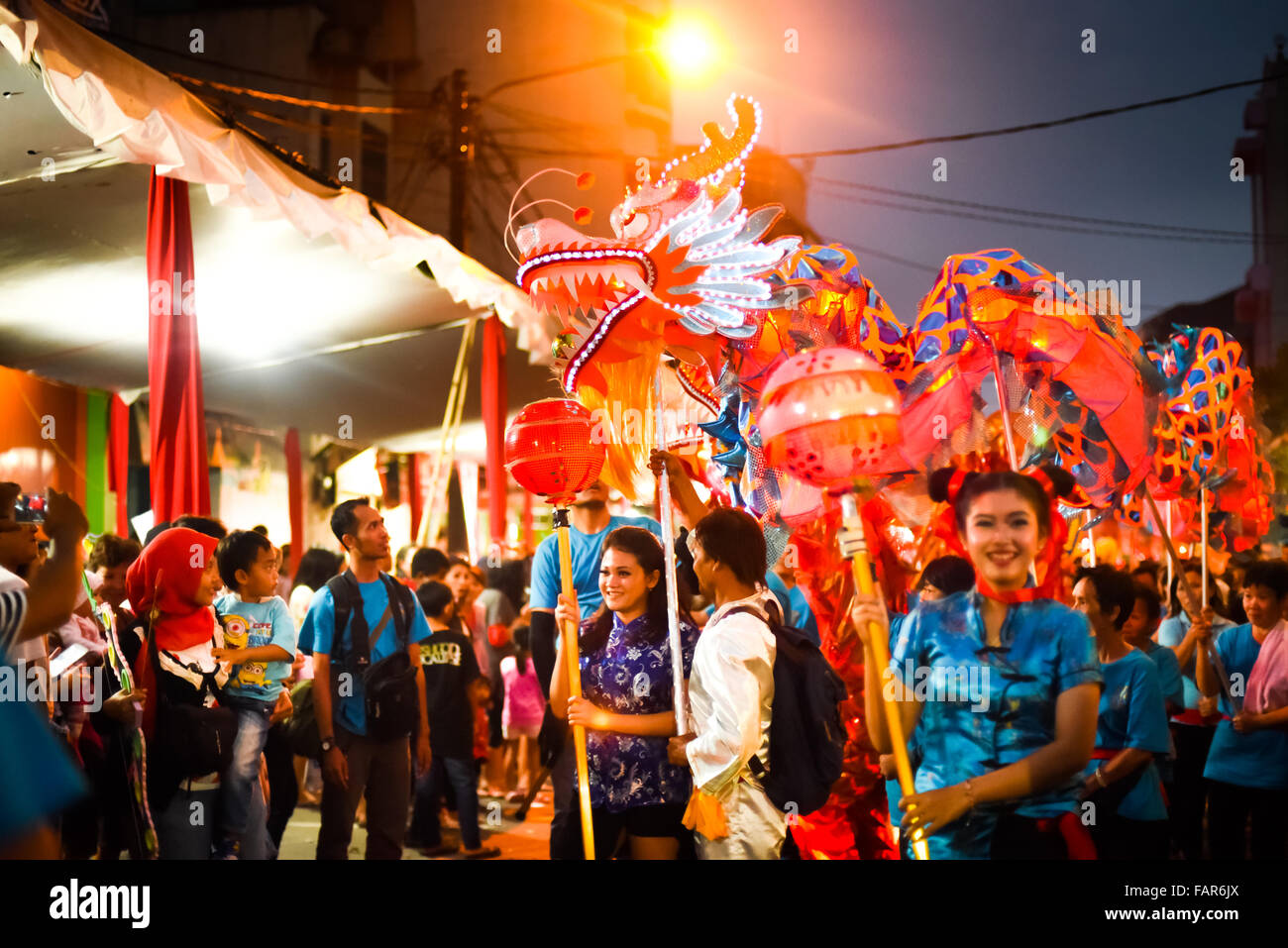 Una lanterna di drago sfilata durante 'Kirab Budaya Cap Go Meh Bandung 2015' (2015 Bandung Lantern Festival Cultural Parade) a Bandung, Indonesia. Foto Stock