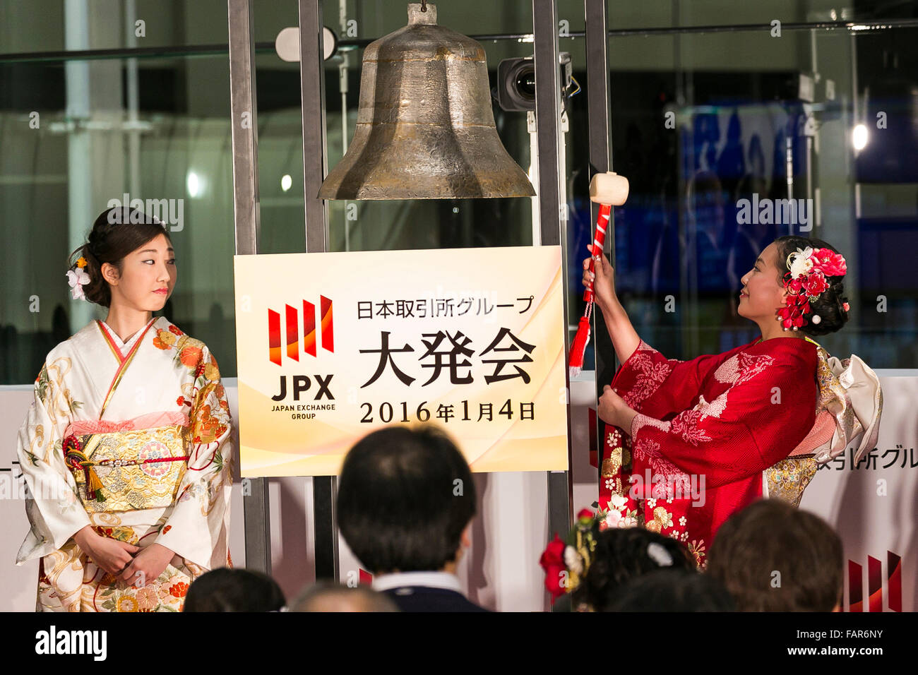Una donna che indossa tradizionale kimono giapponese suona il campanello durante una cerimonia per la prima sessione del nuovo anno alla Borsa di Tokyo (TSE) Il 4 gennaio 2016, Tokyo, Giappone. Il Nikkei Stock Media, che ha chiuso il 2015 in suo annuo più elevato livello di chiusura in 19 anni, è sceso di una percentuale di 18818.58 nei primi minuti del 2016 trading. © Rodrigo Reyes Marin/AFLO/Alamy Live News Foto Stock