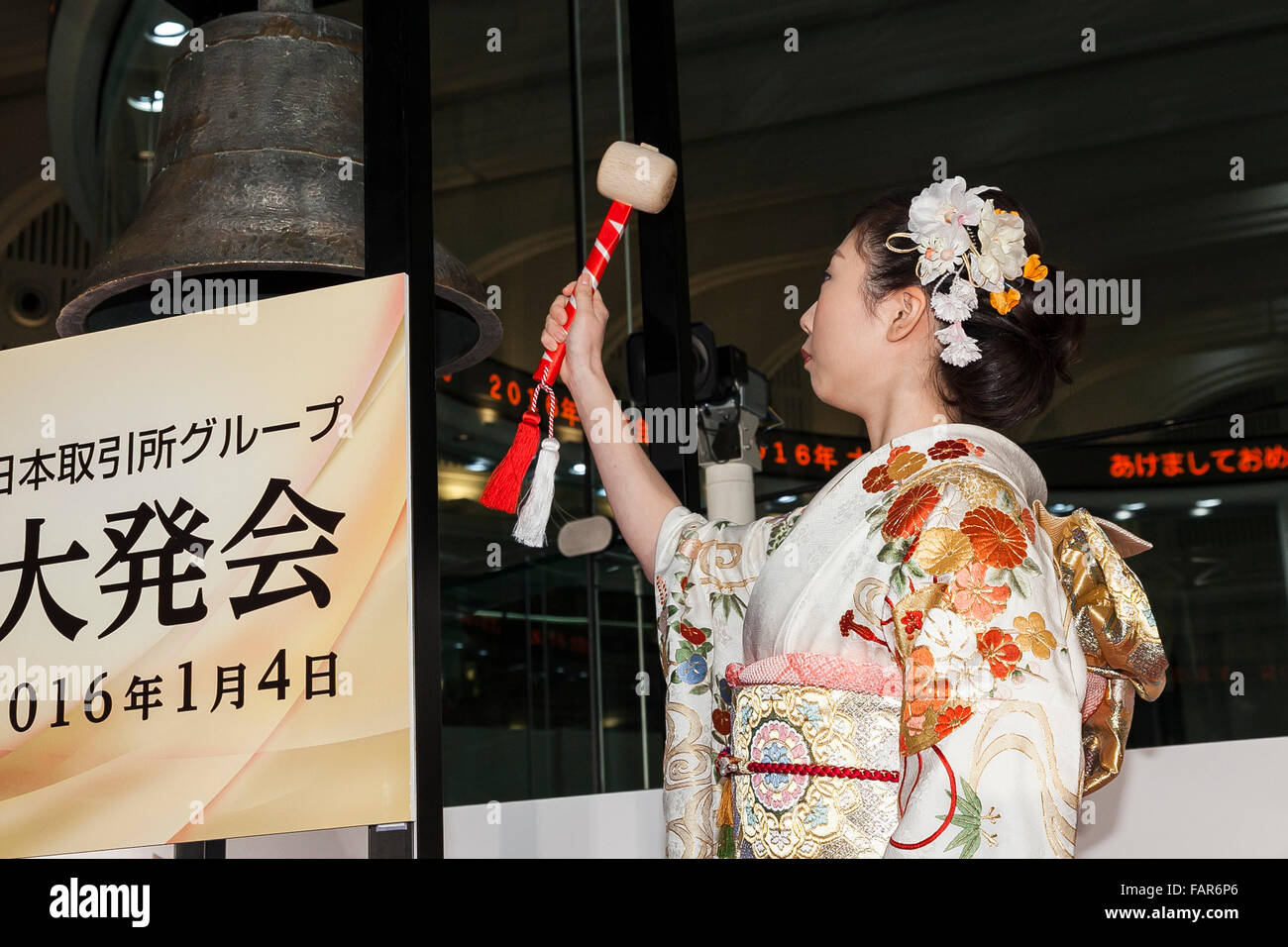 Una donna che indossa tradizionale kimono giapponese suona il campanello durante una cerimonia per la prima sessione del nuovo anno alla Borsa di Tokyo (TSE) Il 4 gennaio 2016, Tokyo, Giappone. Il Nikkei Stock Media, che ha chiuso il 2015 in suo annuo più elevato livello di chiusura in 19 anni, è sceso di una percentuale di 18818.58 nei primi minuti del 2016 trading. © Rodrigo Reyes Marin/AFLO/Alamy Live News Foto Stock
