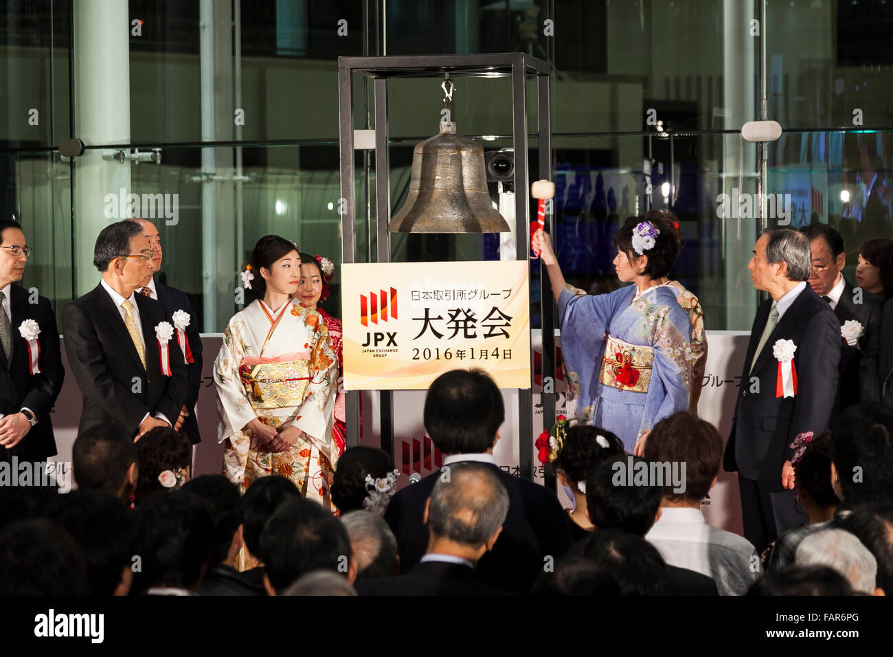 Una donna che indossa tradizionale kimono giapponese suona il campanello durante una cerimonia per la prima sessione del nuovo anno alla Borsa di Tokyo (TSE) Il 4 gennaio 2016, Tokyo, Giappone. Il Nikkei Stock Media, che ha chiuso il 2015 in suo annuo più elevato livello di chiusura in 19 anni, è sceso di una percentuale di 18818.58 nei primi minuti del 2016 trading. © Rodrigo Reyes Marin/AFLO/Alamy Live News Foto Stock