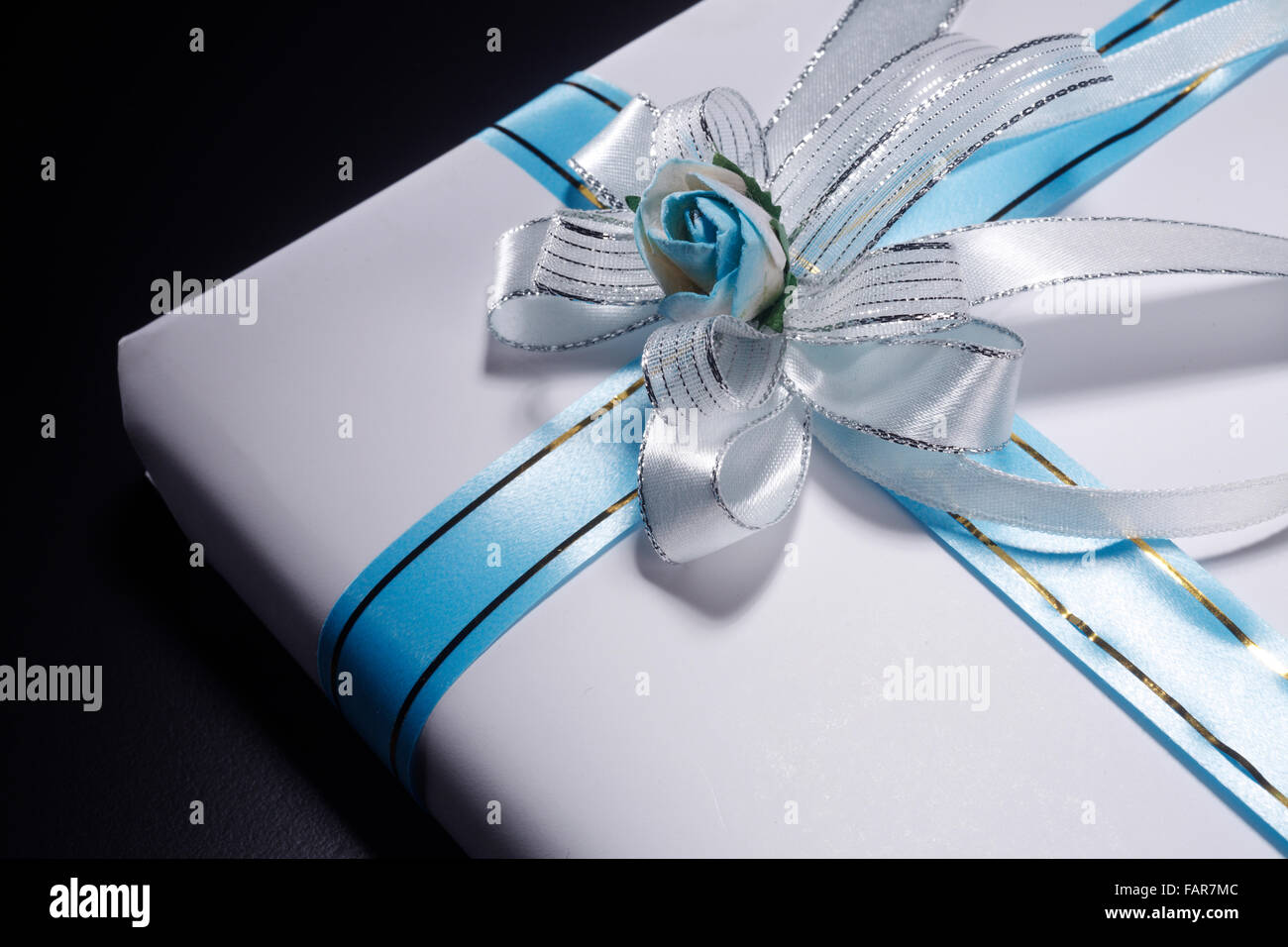 Presente box isolati su sfondo nero. Foto Stock