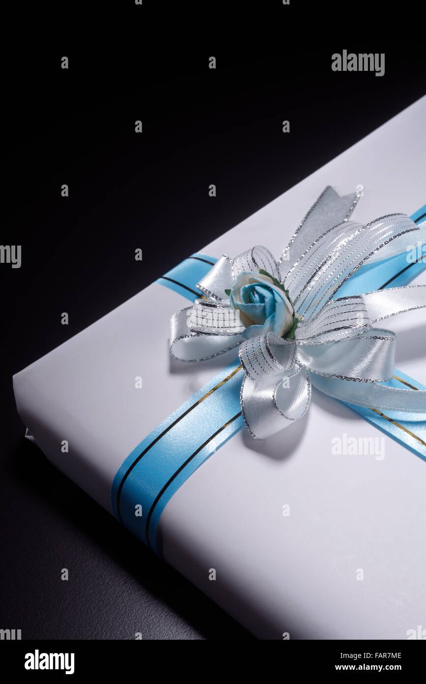 Presente box isolati su sfondo nero. Foto Stock