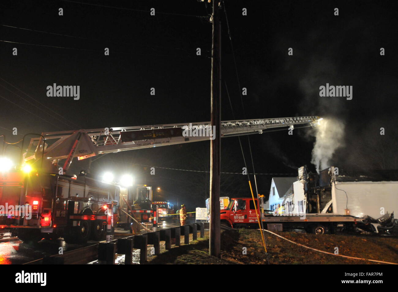 Un Montville Vigili del Fuoco scala a carrello fornisce luce su una grande struttura fire Dicembre 30th. Foto Stock