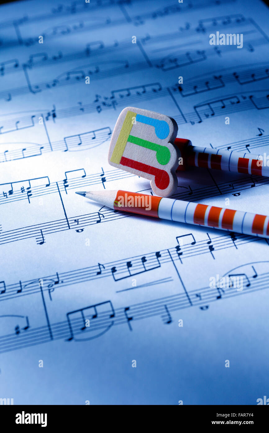 Immagine di stock di matita in appoggio sulla nota musicale Foto Stock