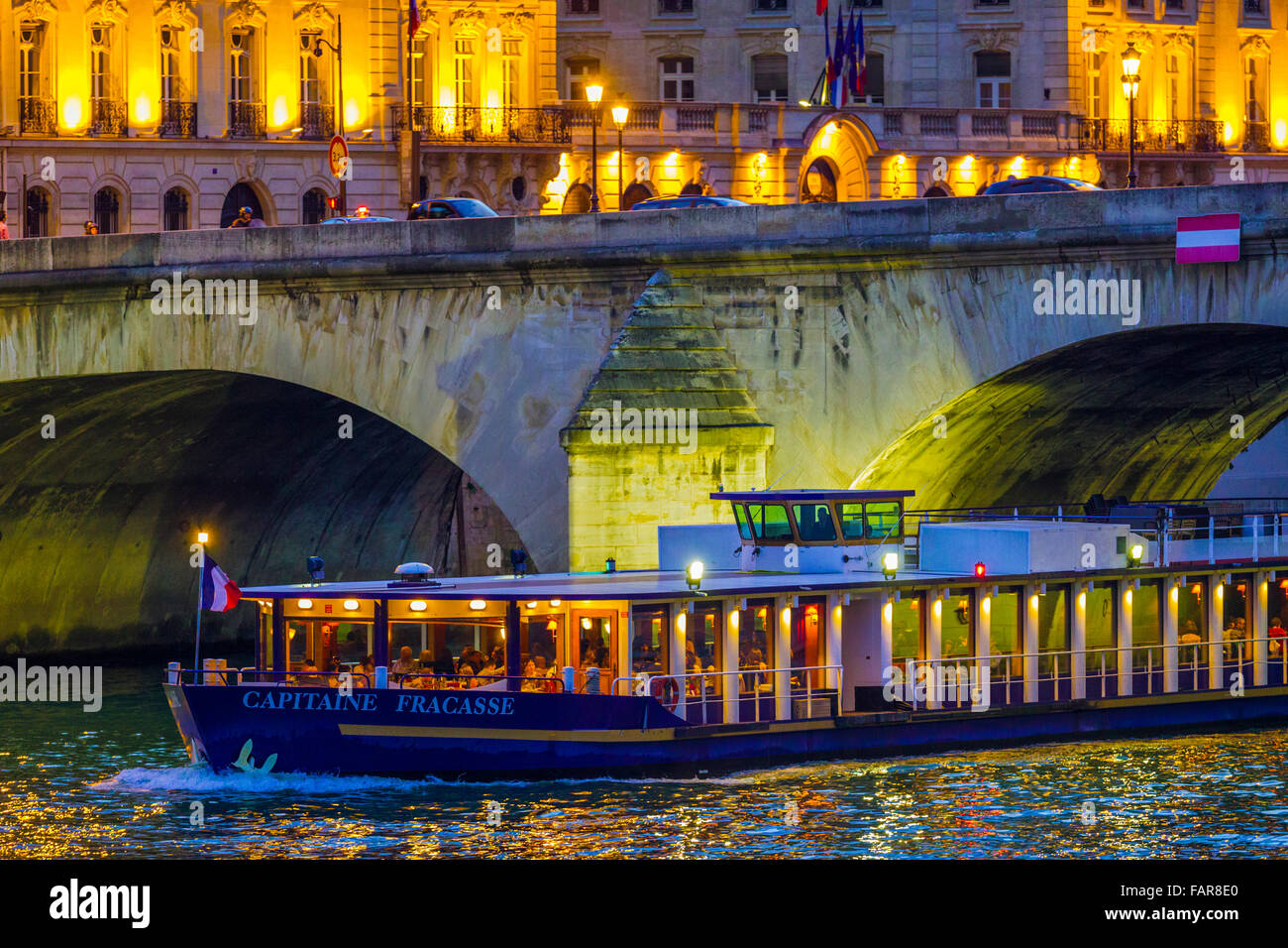 Crociera lungo il fiume Senna al tramonto, Parigi Foto Stock