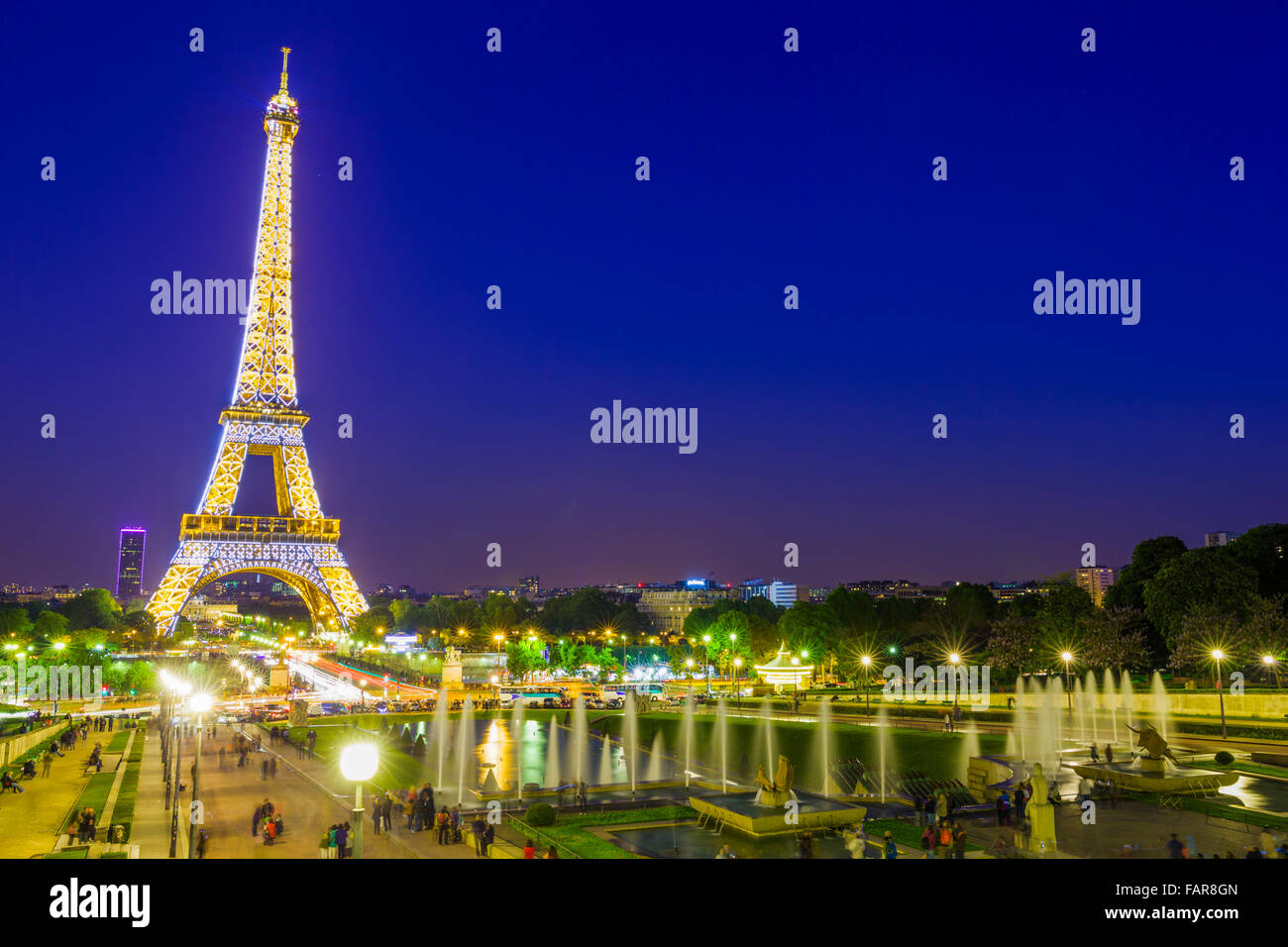 Torre Eiffel in sera visto da giardini Trocadero di notte, Parigi Foto Stock