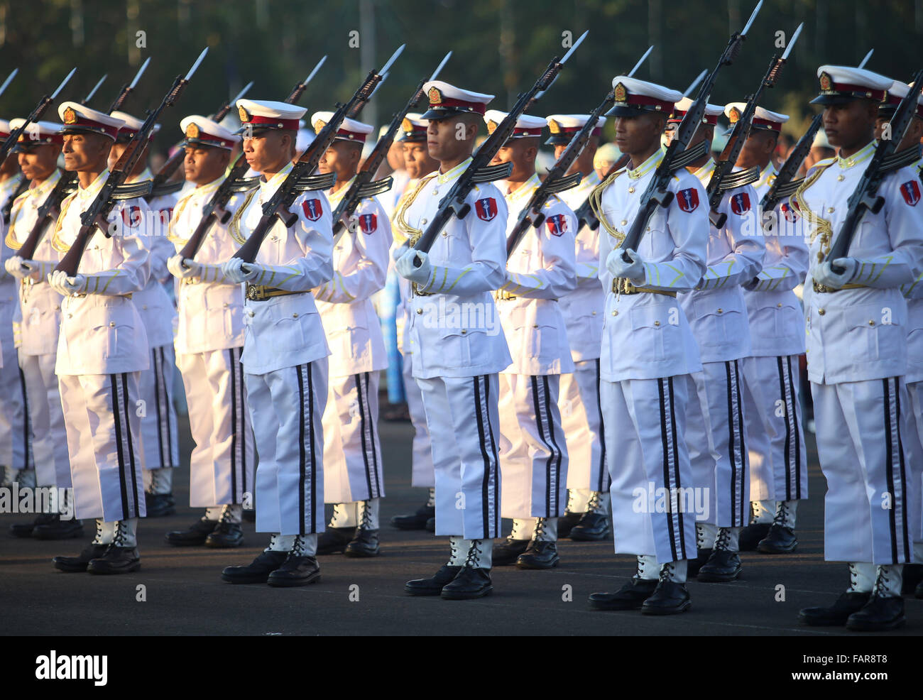 No Gen. Pyi Taw, Myanmar. 4 gennaio, 2016. Myanmar guardia militare di onore assistere ad una cerimonia per celebrare il Myanmar il 68esimo giorno di indipendenza in Nay Gen. Pyi Taw, Myanmar, gen. 4, 2016. Credito: U Aung/Xinhua/Alamy Live News Foto Stock