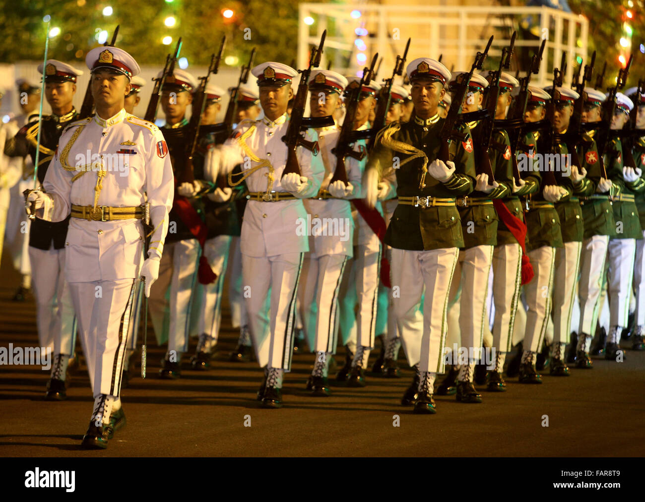 No Gen. Pyi Taw, Myanmar. 4 gennaio, 2016. Myanmar guardia militare di onore assistere ad una cerimonia per celebrare il Myanmar il 68esimo giorno di indipendenza in Nay Gen. Pyi Taw, Myanmar, gen. 4, 2016. Credito: U Aung/Xinhua/Alamy Live News Foto Stock