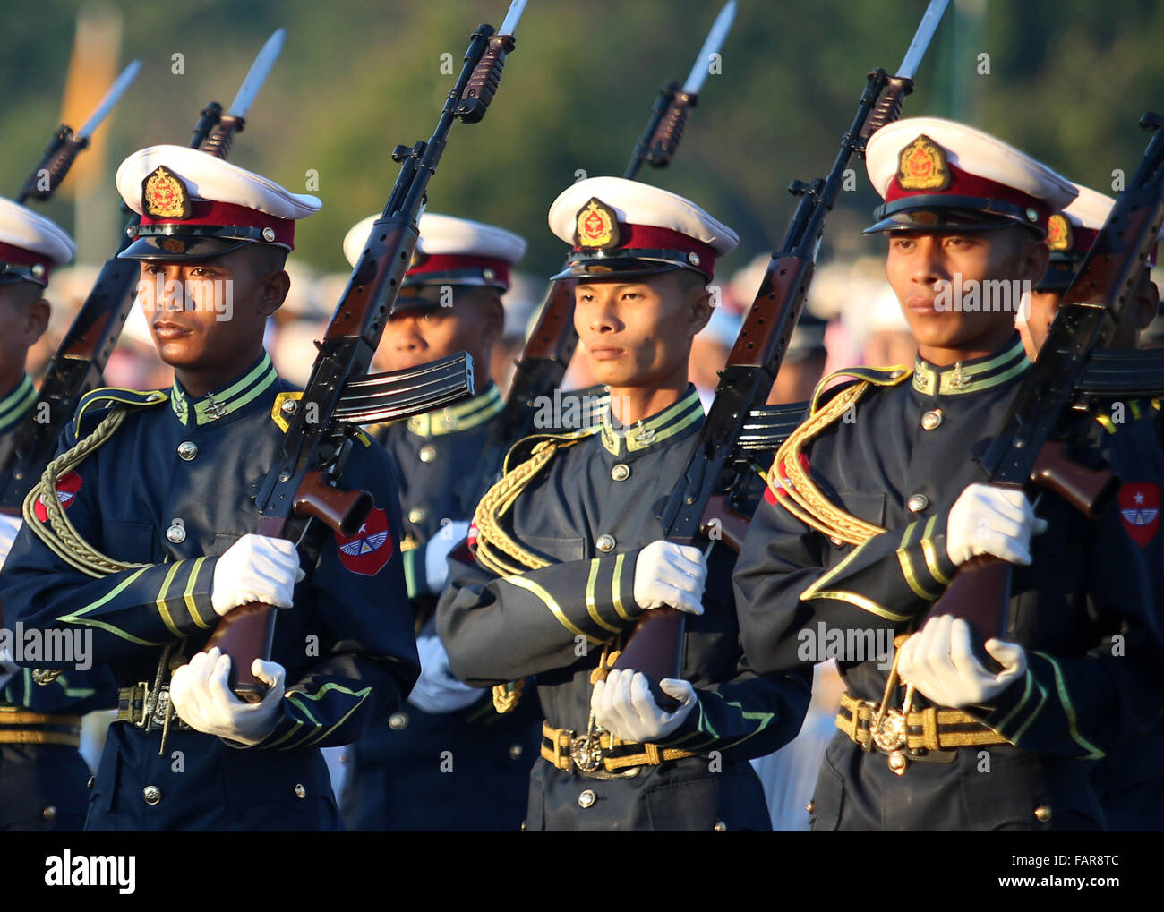 No Gen. Pyi Taw, Myanmar. 4 gennaio, 2016. Myanmar guardia militare di onore assistere ad una cerimonia per celebrare il Myanmar il 68esimo giorno di indipendenza in Nay Gen. Pyi Taw, Myanmar, gen. 4, 2016. Credito: U Aung/Xinhua/Alamy Live News Foto Stock