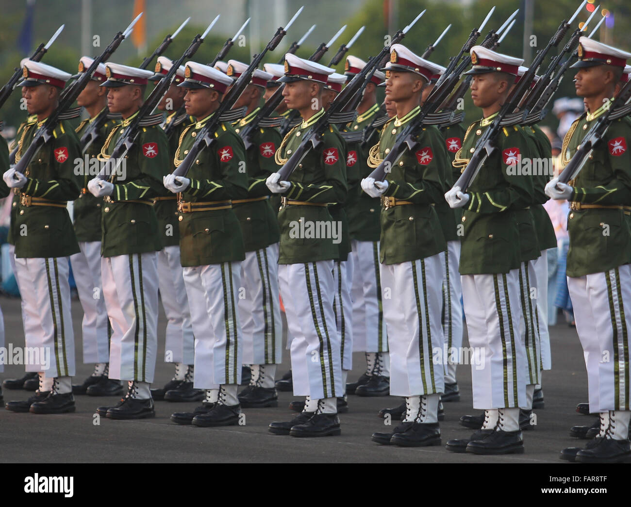 No Gen. Pyi Taw, Myanmar. 4 gennaio, 2016. Myanmar guardia militare di onore assistere ad una cerimonia per celebrare il Myanmar il 68esimo giorno di indipendenza in Nay Gen. Pyi Taw, Myanmar, gen. 4, 2016. Credito: U Aung/Xinhua/Alamy Live News Foto Stock