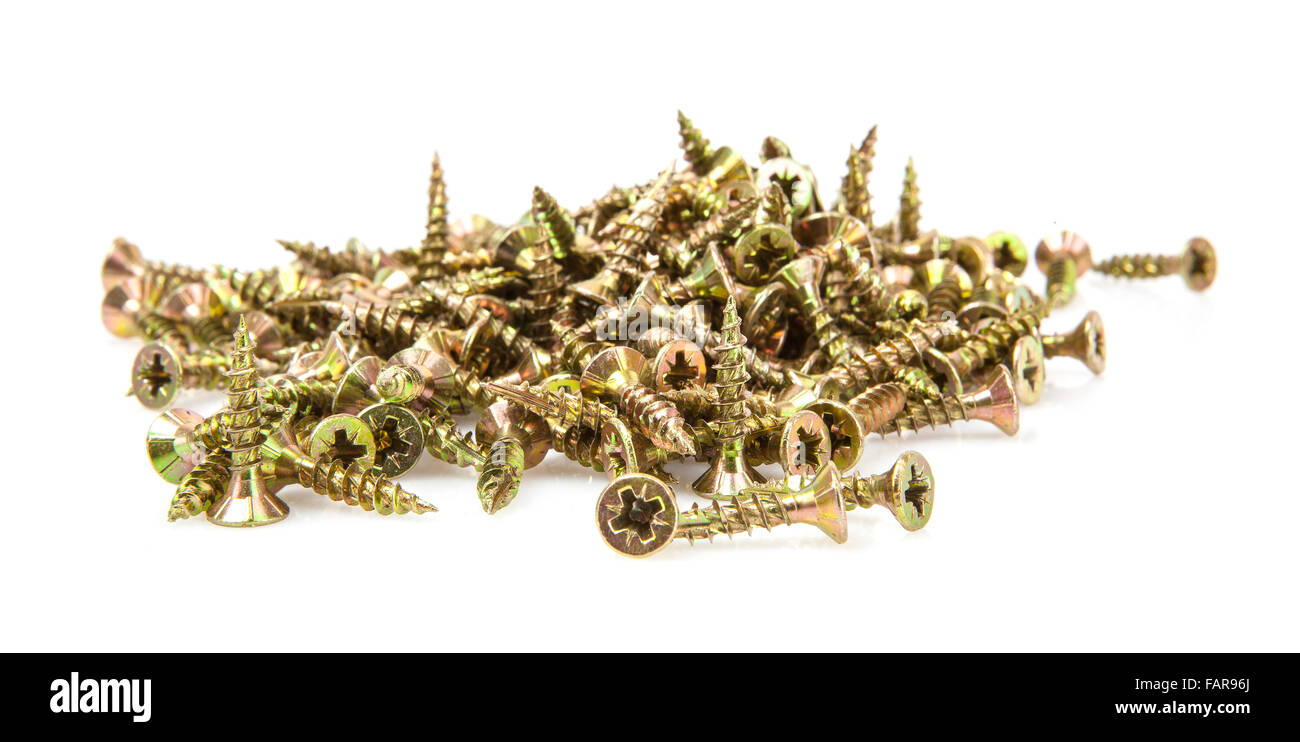Pila di piccole viti di legno su sfondo bianco Foto Stock