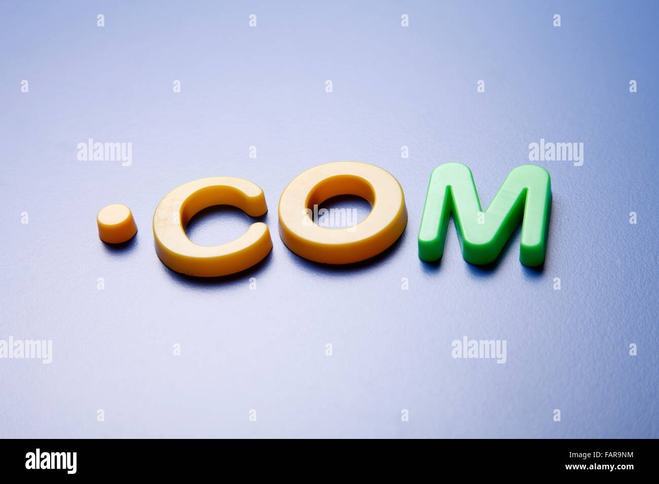 Alfabeti magnetico disposti in ".com". Foto Stock
