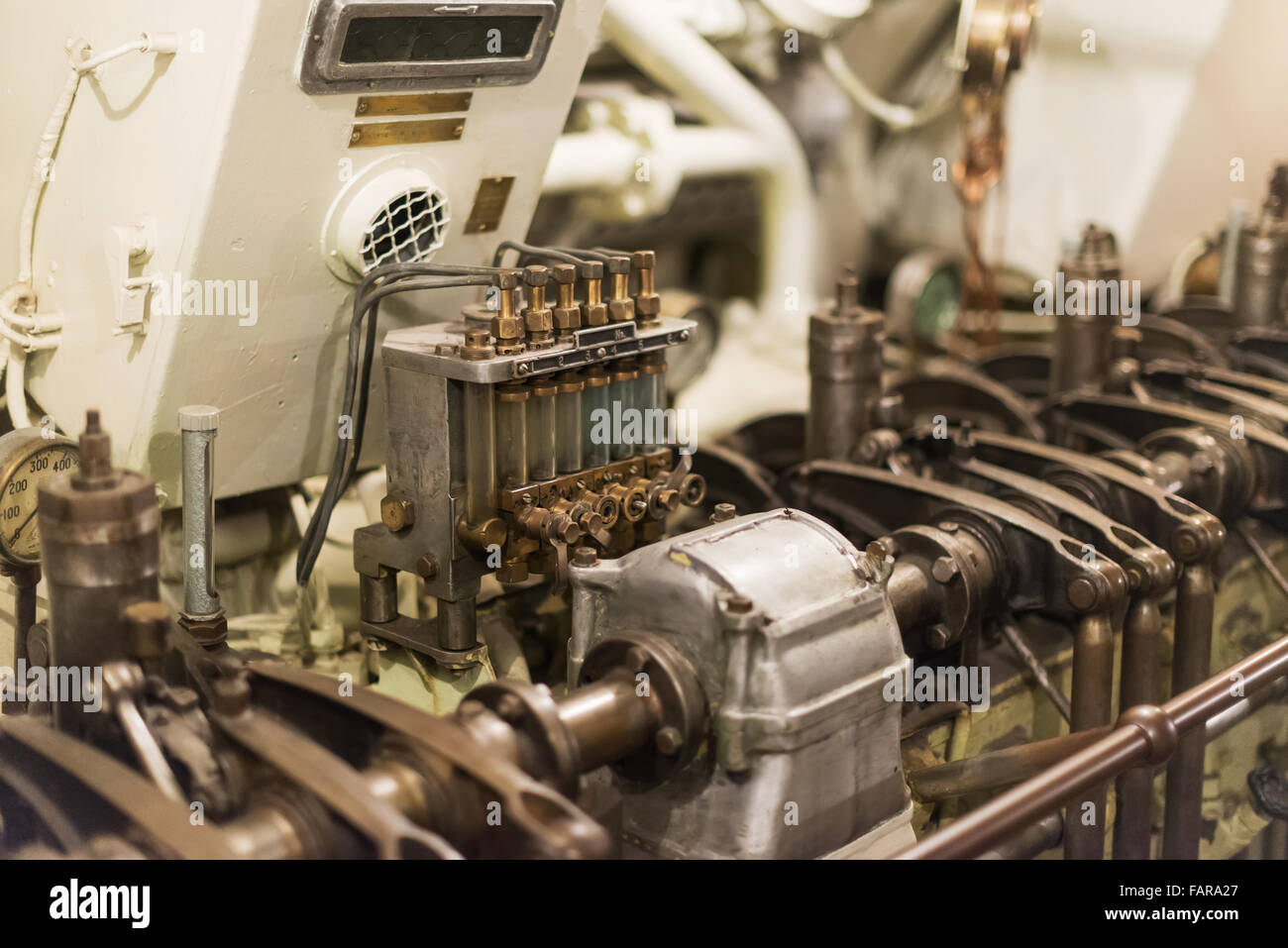 Il vecchio motore diesel all'interno del sottomarino. Foto Stock