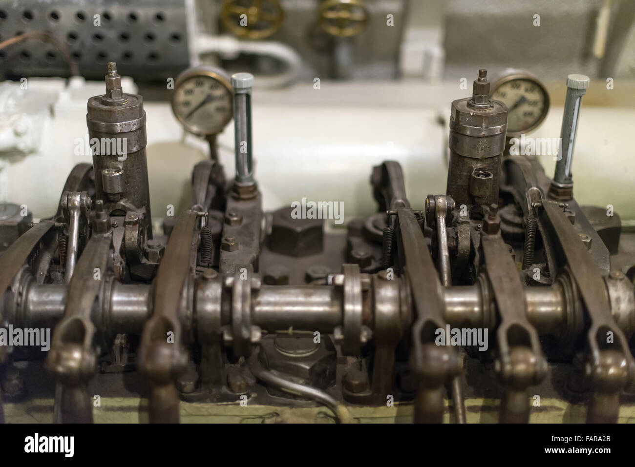 Il vecchio motore diesel all'interno del sottomarino. Foto Stock
