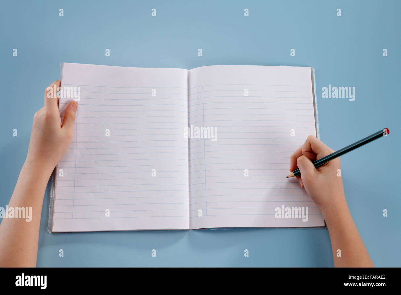 Le mani umane tenendo un fotolibro vuoto. Foto Stock