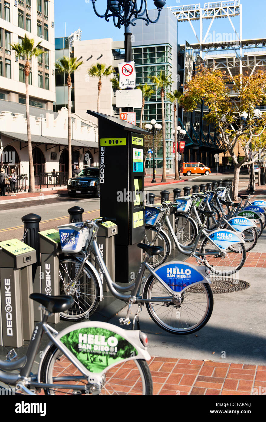 Noleggio di biciclette nel centro cittadino di San Diego, California Foto Stock