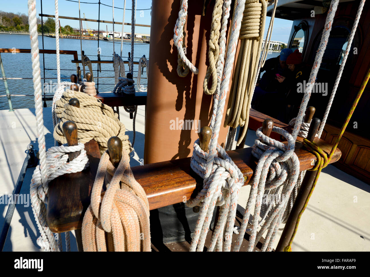 Funi di vela e di armamento di una nave a vela Foto Stock Funi di vela e di armamento di una nave a vela Foto Stock