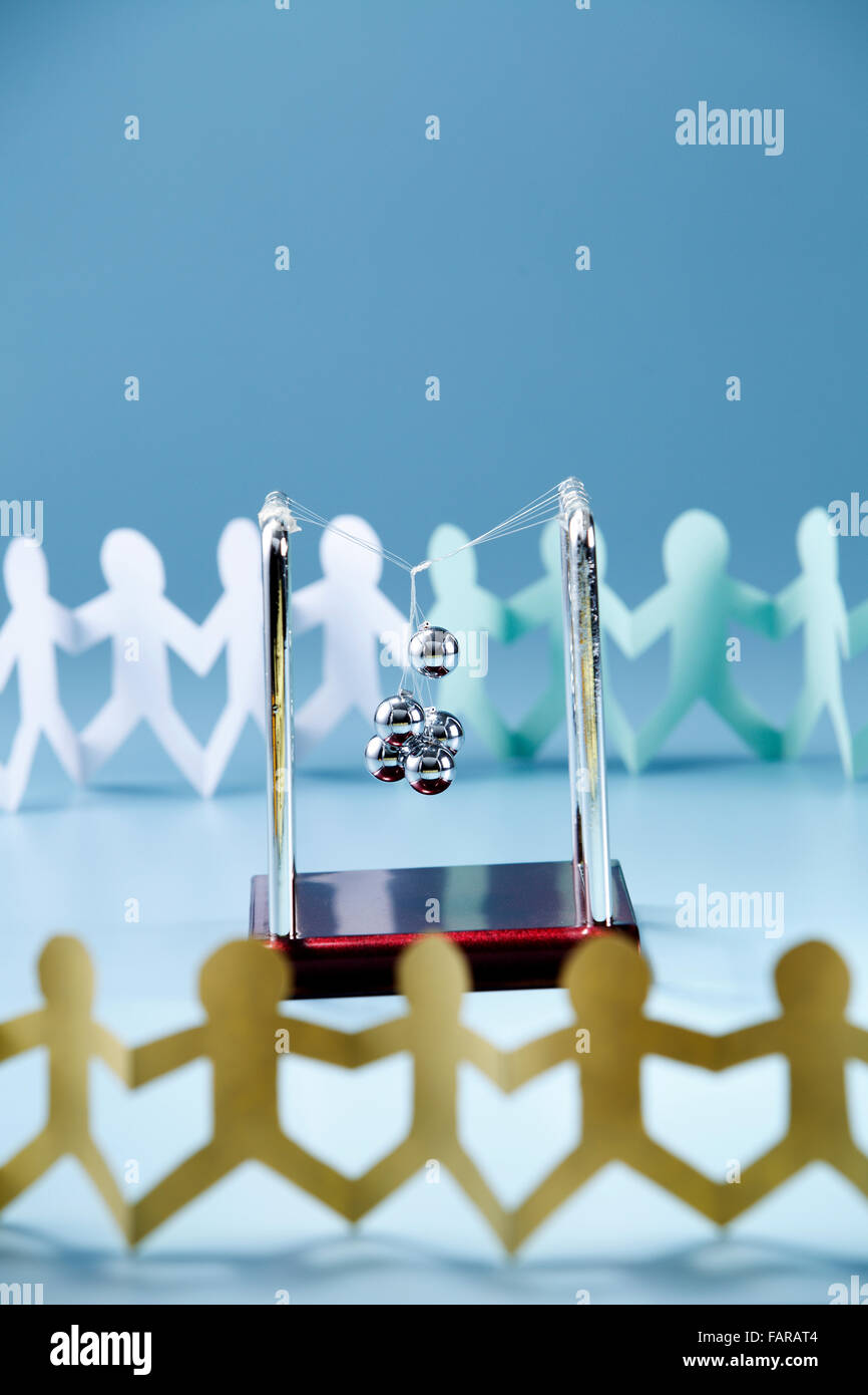 Catena di carta che circonda un intricato di newton culla. Foto Stock