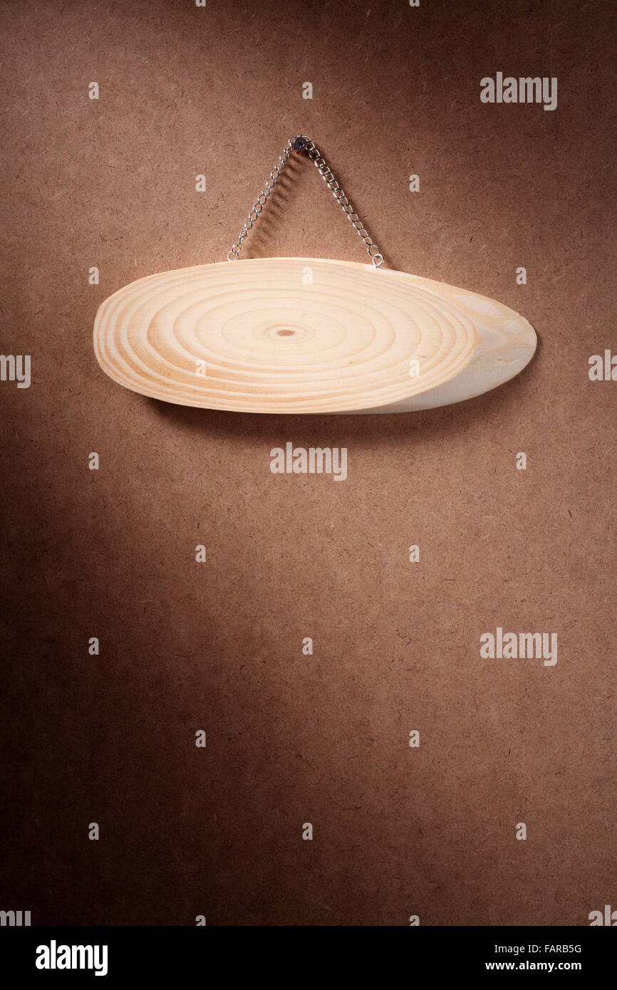 Oval cartello in legno isolato su sfondo bianco. Foto Stock