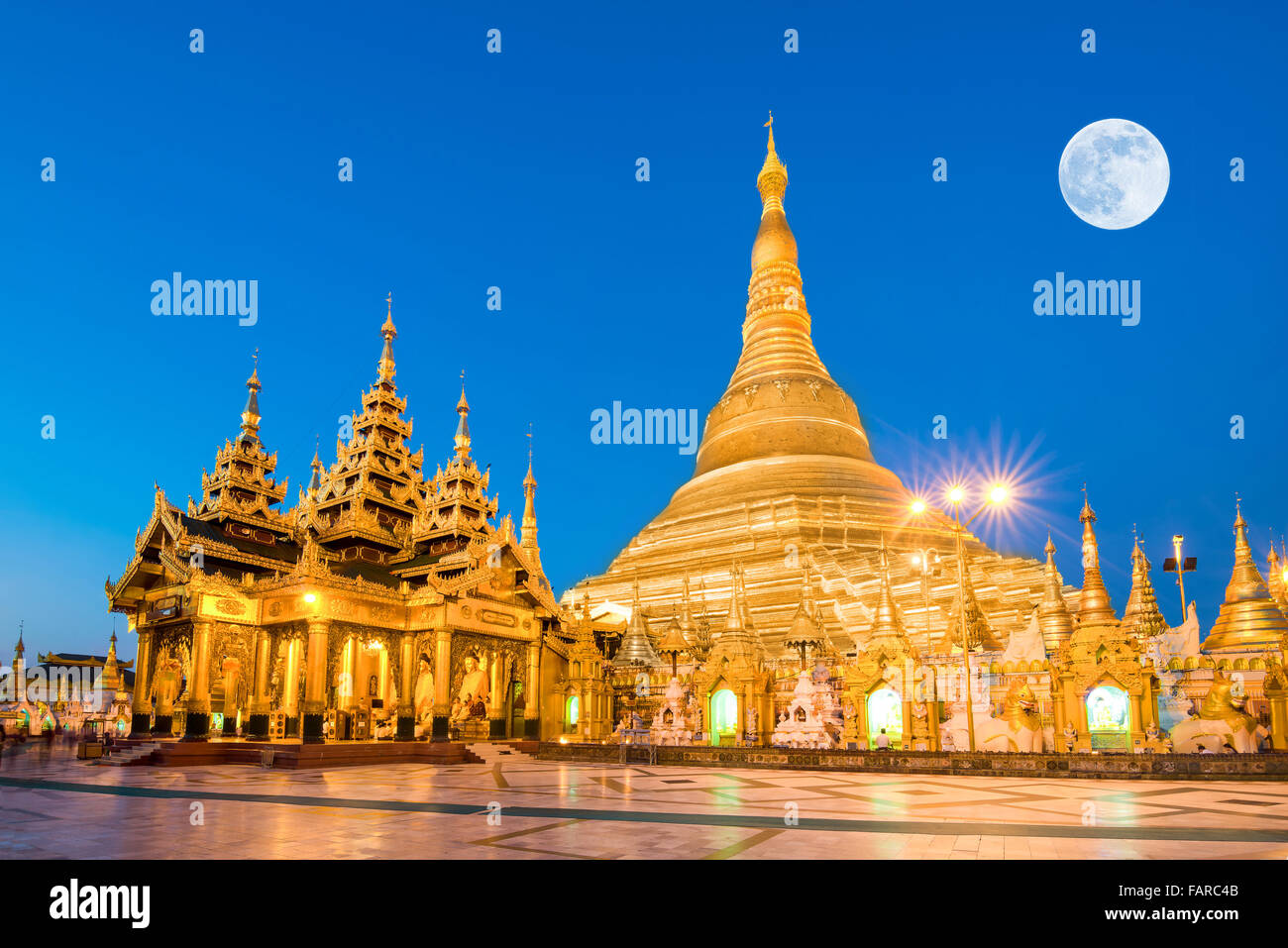 Yangon, Myanmar vista della Shwedagon pagoda con super luna piena Foto Stock