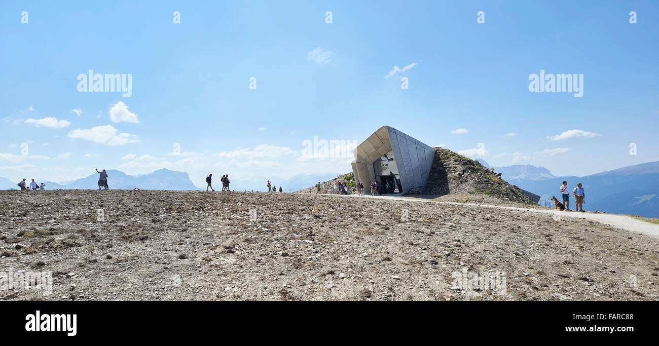 Superficie rocciosa con ingresso e visitatori. Messner Mountain Museum Corones, Plan de Corones, Italia. Architetto: Zaha Hadid Archita Foto Stock