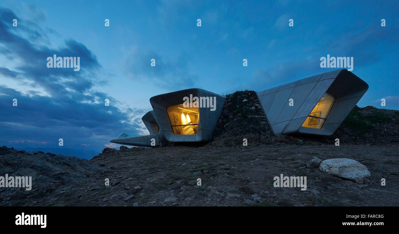 Vista verso la finestre di immagini al crepuscolo. Messner Mountain Museum Corones, Plan de Corones, Italia. Architetto: Zaha Hadid Architects, Foto Stock