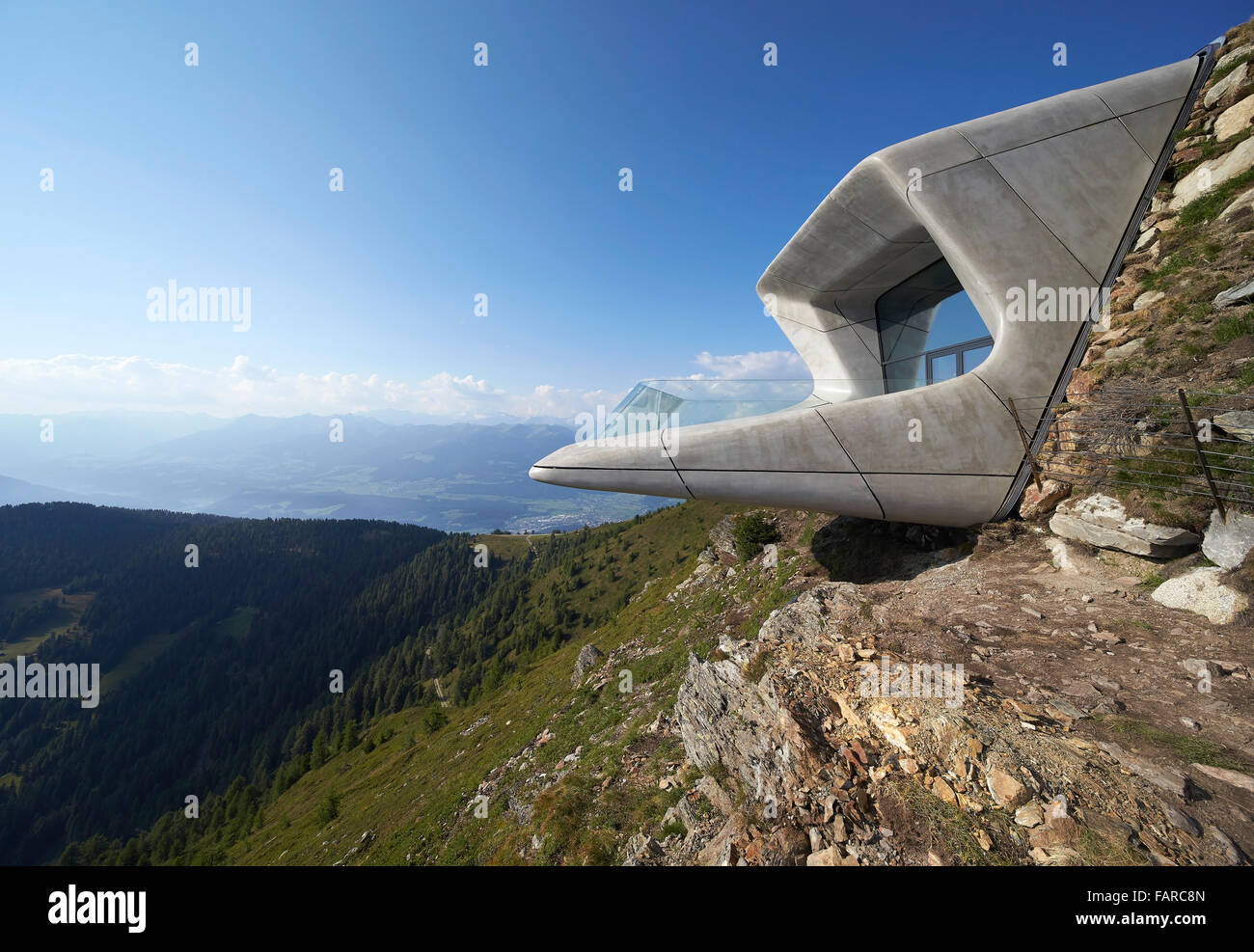 Visualizzazione di balcone con piattaforma sporgente. Messner Mountain Museum Corones, Plan de Corones, Italia. Architetto: Zaha Hadid Archita Foto Stock