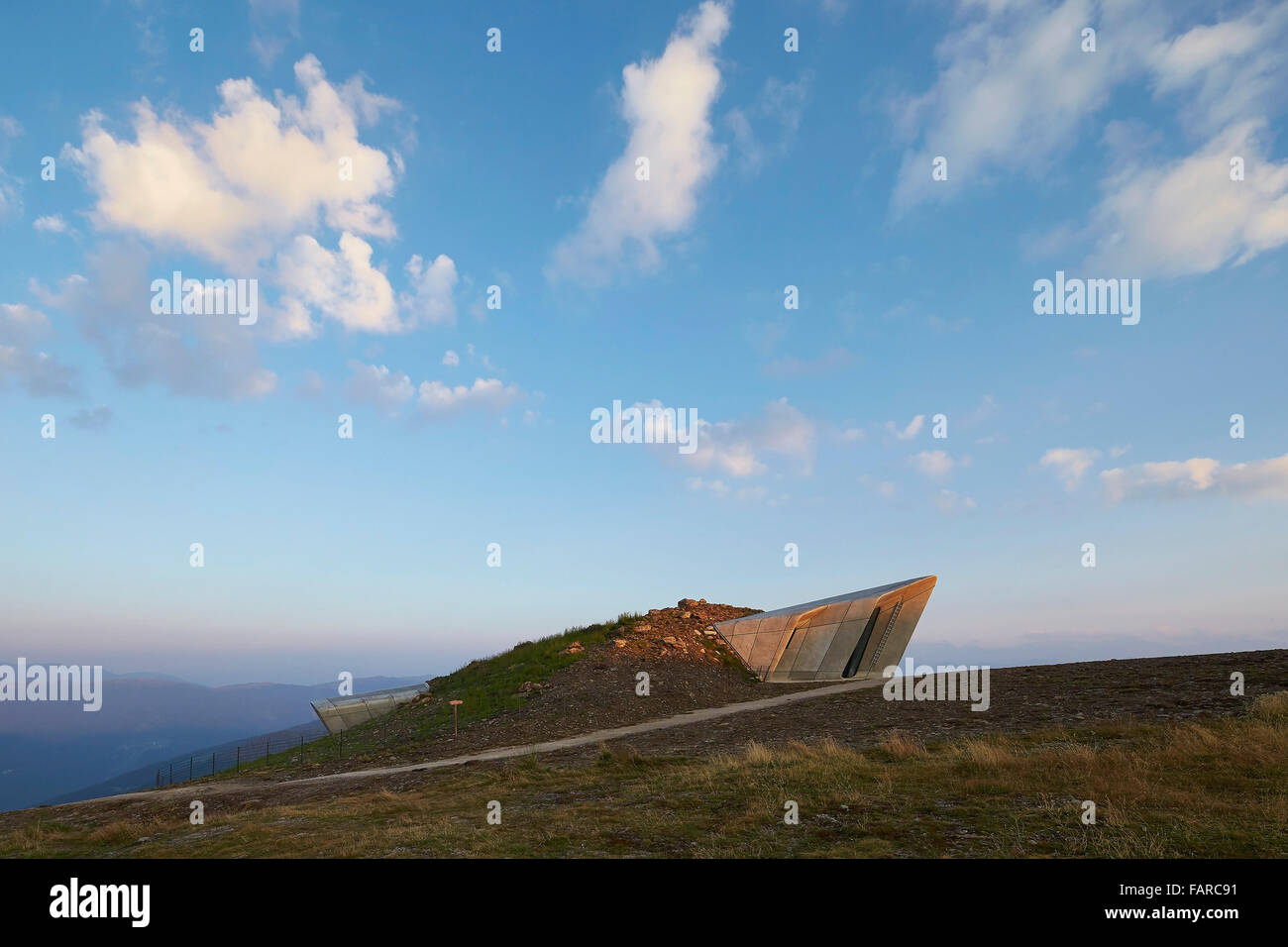 Facciate esterne emergente dal terreno all'alba. Messner Mountain Museum Corones, Plan de Corones, Italia. Architetto: Zaha Hadid Ar Foto Stock