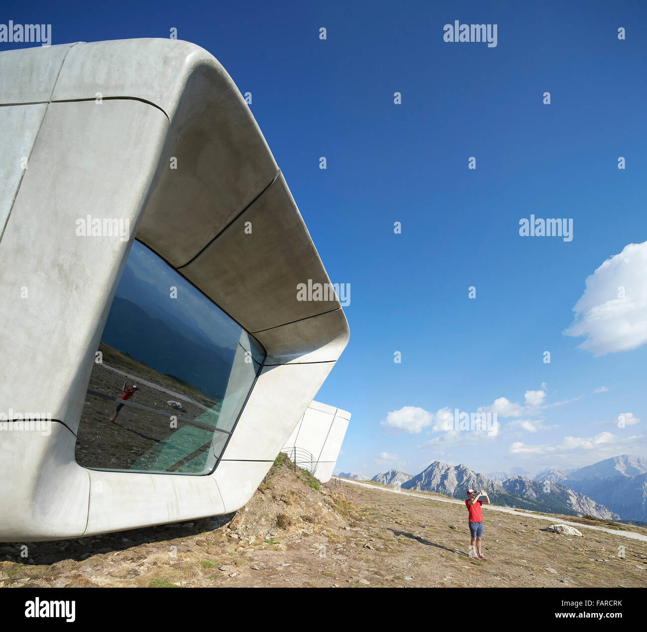 Dettaglio del calcestruzzo curvo facciata di vetro. Messner Mountain Museum Corones, Plan de Corones, Italia. Architetto: Zaha Hadid Architec Foto Stock