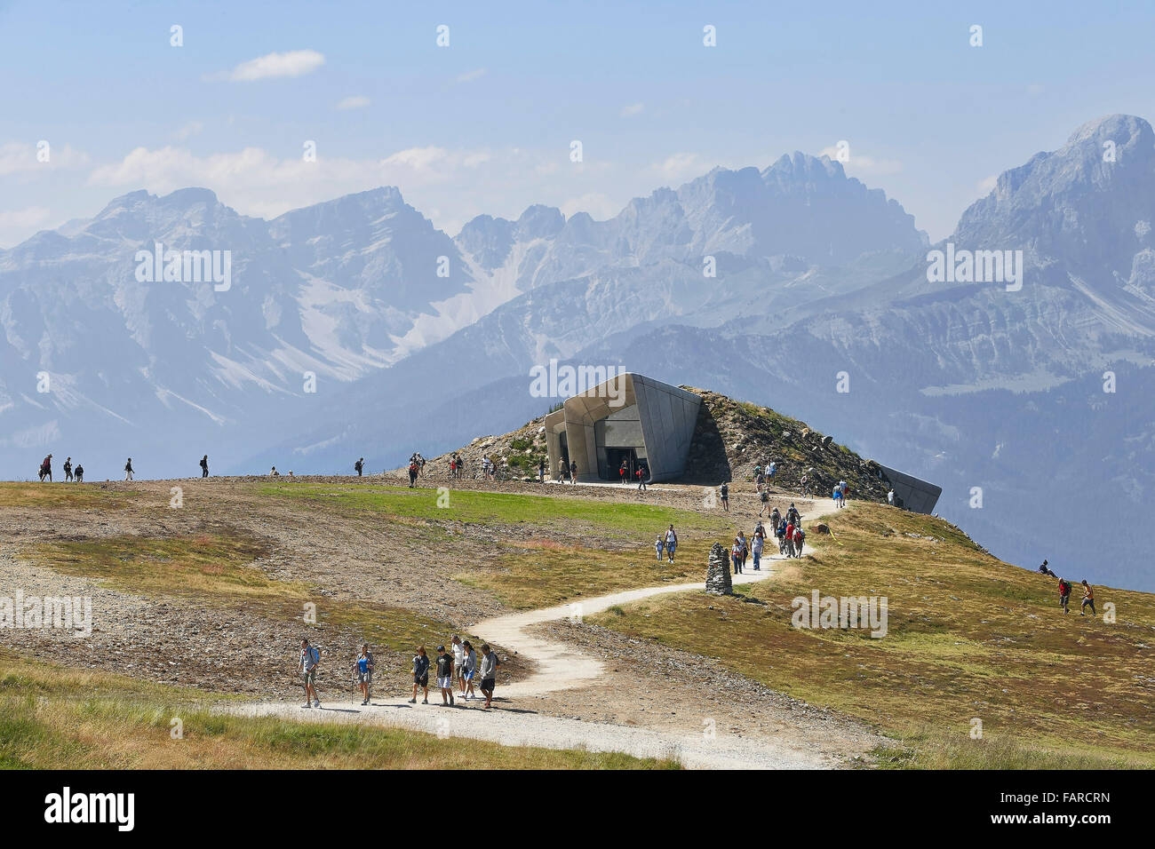 La gamma della montagna, il museo e gli escursionisti. Messner Mountain Museum Corones, Plan de Corones, Italia. Architetto: Zaha Hadid Architects, 2 Foto Stock