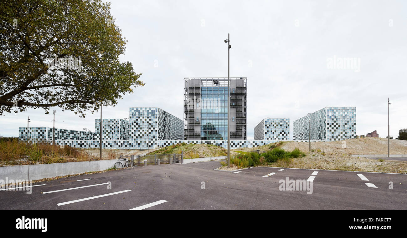 Elevazione del complesso edilizio dal parcheggio pubblico. Corte penale internazionale (ICC) Den Haag, Den Haag, Paesi Bassi. Architec Foto Stock