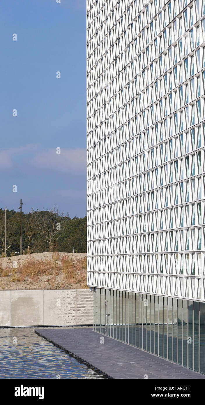 Modello di griglia di facciata esterna in prospettiva. Corte penale internazionale (ICC) Den Haag, Den Haag, Paesi Bassi. Architetto: Schm Foto Stock