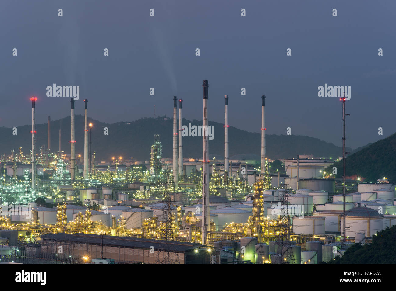 Raffineria di petrolio e i serbatoi di stoccaggio al crepuscolo Foto Stock