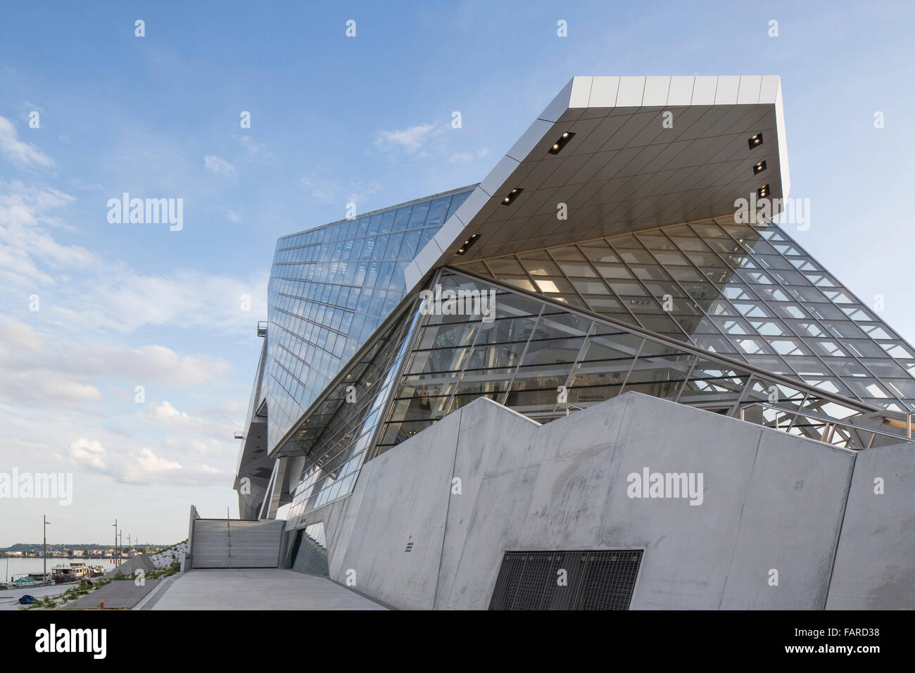 In prospettiva laterale con il fiume. Il Musée des Confluences, Lione, Francia. Architetto: COOP HIMMELB(L)AU, 2014. Foto Stock