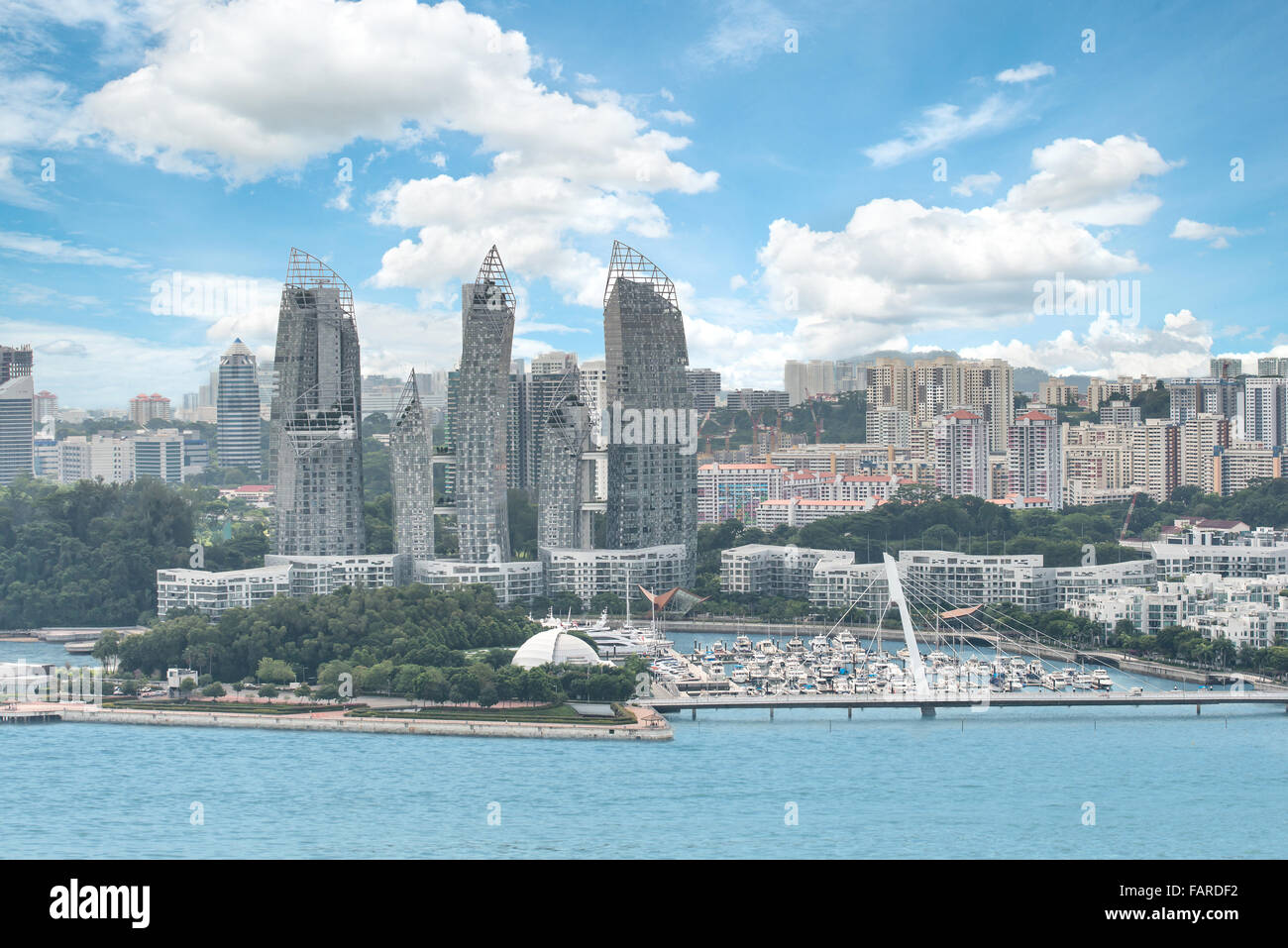 Vista aerea di yacht di lusso in Keppel Bay a Singapore Foto Stock