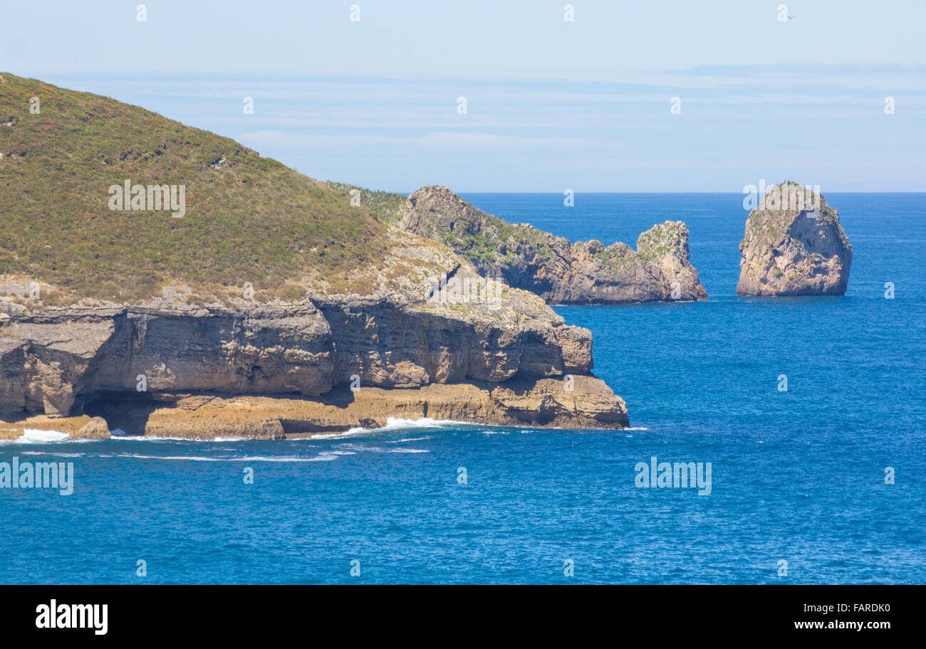 Rocce costiere e scogliere sul mare Foto Stock