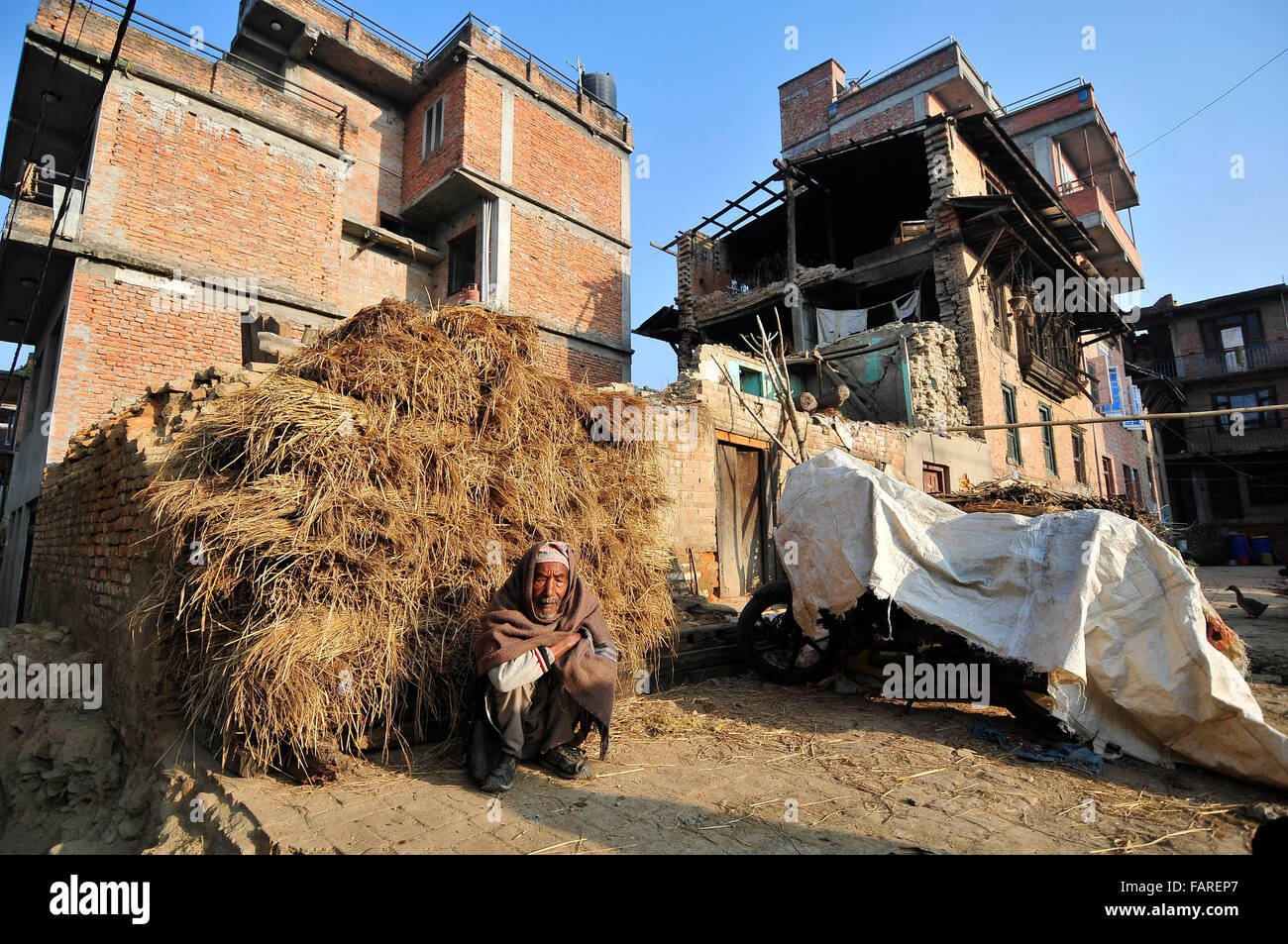 Kathmandu, Nepal. 04 gen 2016. Purna Dangol, 81 anni di età a prendere il sole al di fuori della sua casa al mattino invernale a Khokana. Credito: Narayan Maharjan/Pacific Press/Alamy Live News Foto Stock