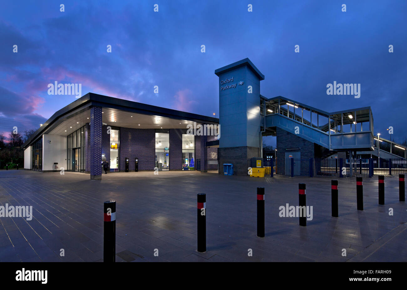 New Oxford Parkway Stazione Ferroviaria di notte sulla linea di Chiltern a Marylebone Londra Foto Stock