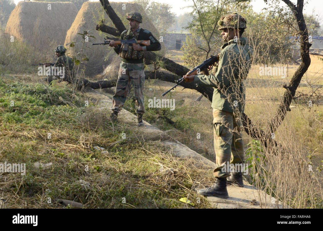 Pathankot. 4 gennaio, 2016. I membri delle forze di sicurezza indiane posizionarsi al di fuori del Pathankot airbase nel nord Stato del Punjab, India, Gen 3, 2016. Come gunfight all'interno della forza aerea indiana (IAF) base in Punjab lunedì è entrato il terzo giorno, Indiani hanno detto i funzionari il funzionamento era in grado di prolungare. Sette truppe indiane sono rimasti uccisi in combattimenti i banditi all'interno della base. © Xinhua/Alamy Live News Foto Stock