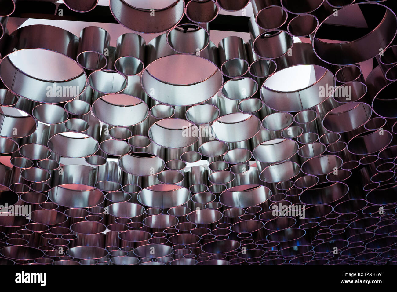 Un astratto modello di metallo su un soffitto Foto Stock