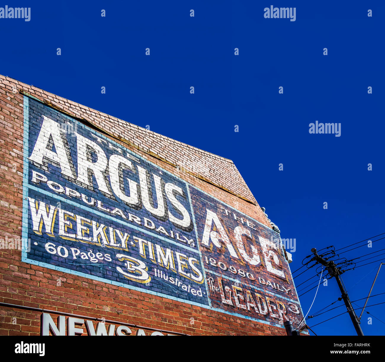 Il vecchio segno sbiadito su un edificio di St Kilda, Melbourne Australia dei quotidiani del giorno, Argus, Weekly Times e l'età Foto Stock