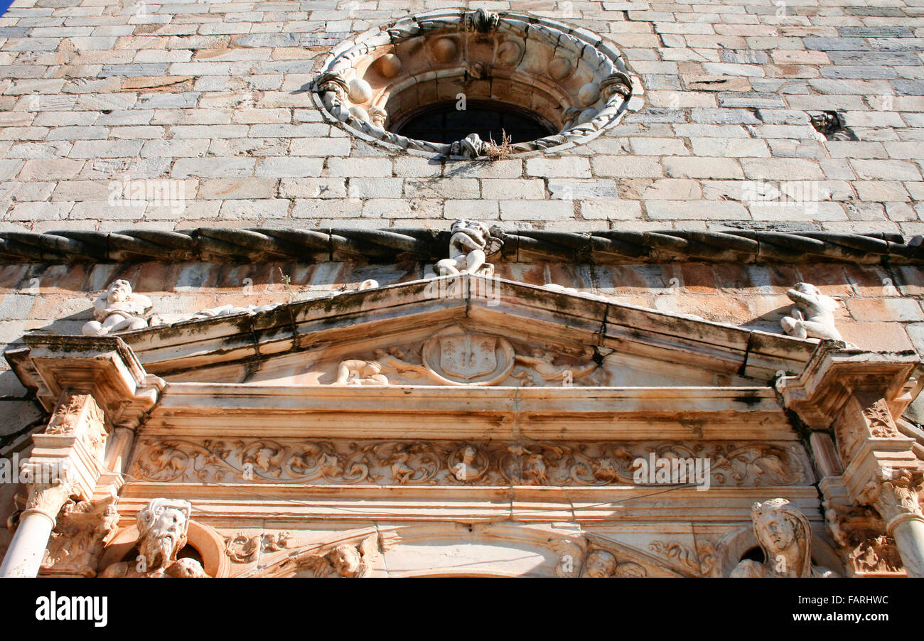 Dettaglio di facciata in portoghese in stile tardo-gotico di Santa Maria Maddalena la Chiesa, Olivenza, Spagna Foto Stock