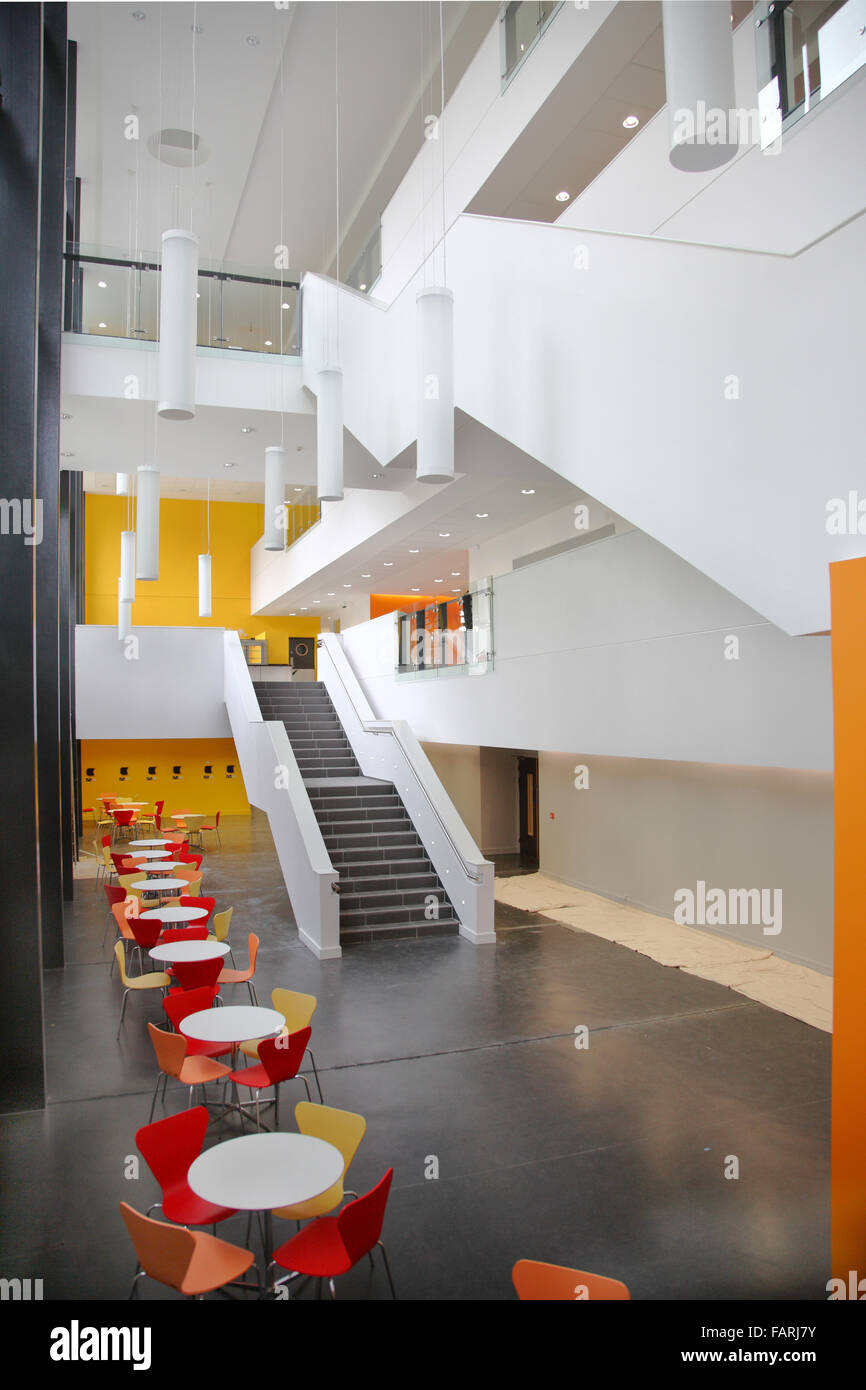 Atrio principale dello spazio nel professor Stuart Hall, la costruzione di un nuovo blocco di arti al Goldsmiths College, Lewisham. Università di Londra. Foto Stock