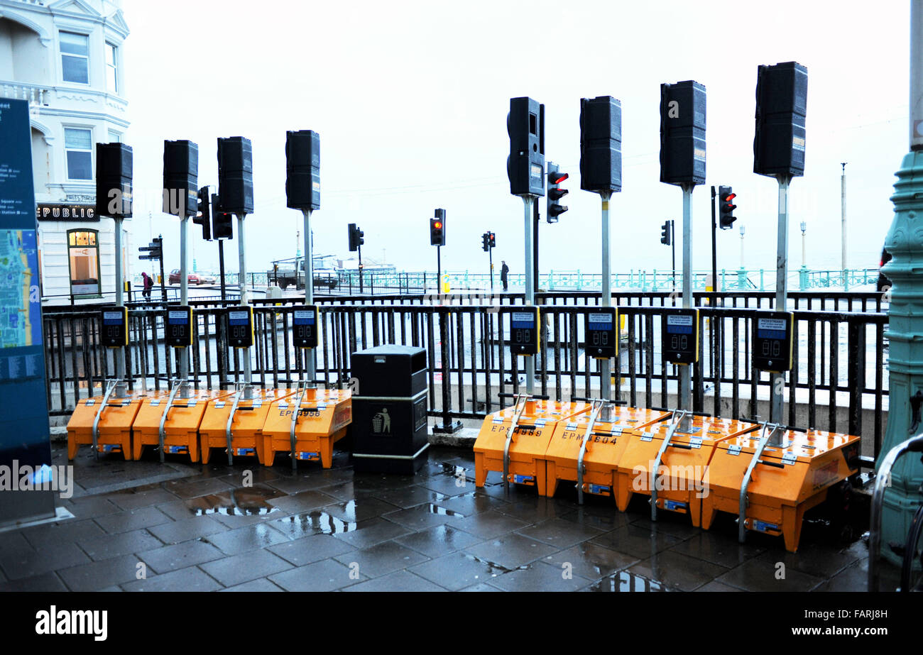 Brighton SUSSEX REGNO UNITO 4 Gennaio 2016 - semafori portatili pronti per l'uso in lavori in corso della durata di 2 anni sono dovuti per avviare oggi sul lungomare di Brighton in corrispondenza della giunzione di West Street . Foto Stock