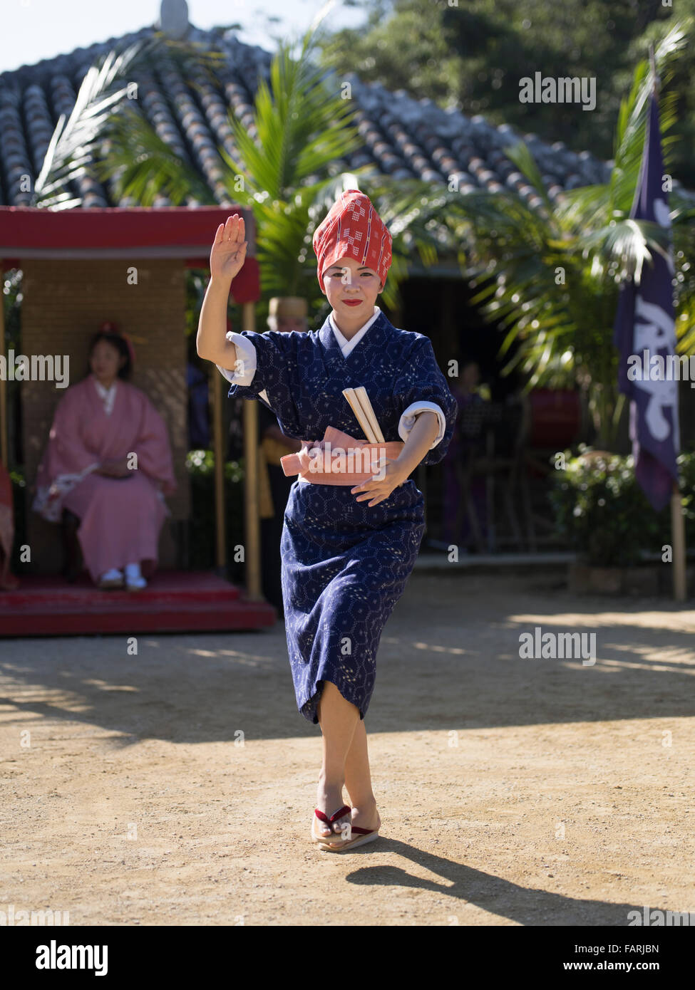 Donna di Okinawa in costume tradizionale eseguire folk dance, Ryukyu Mura, Okinawa, in Giappone Foto Stock