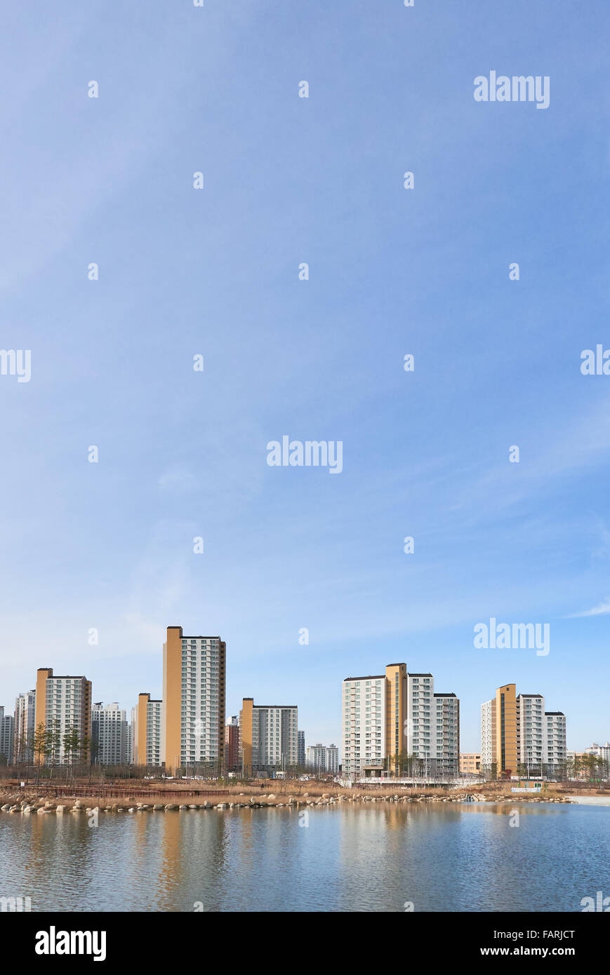 Edifici residenziali e clear lake in una giornata di sole Foto Stock
