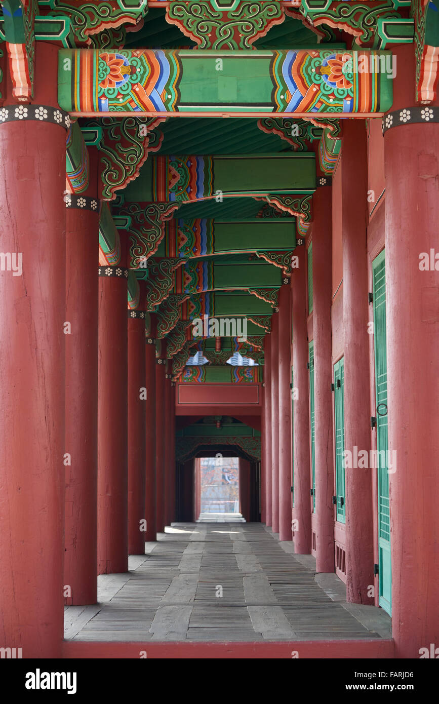 Colonne di legno del coreano architettura tradizionale e colorato soffitto Foto Stock