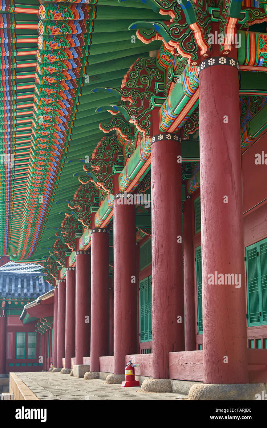 Colonne di legno del coreano architettura tradizionale e colorato soffitto Foto Stock