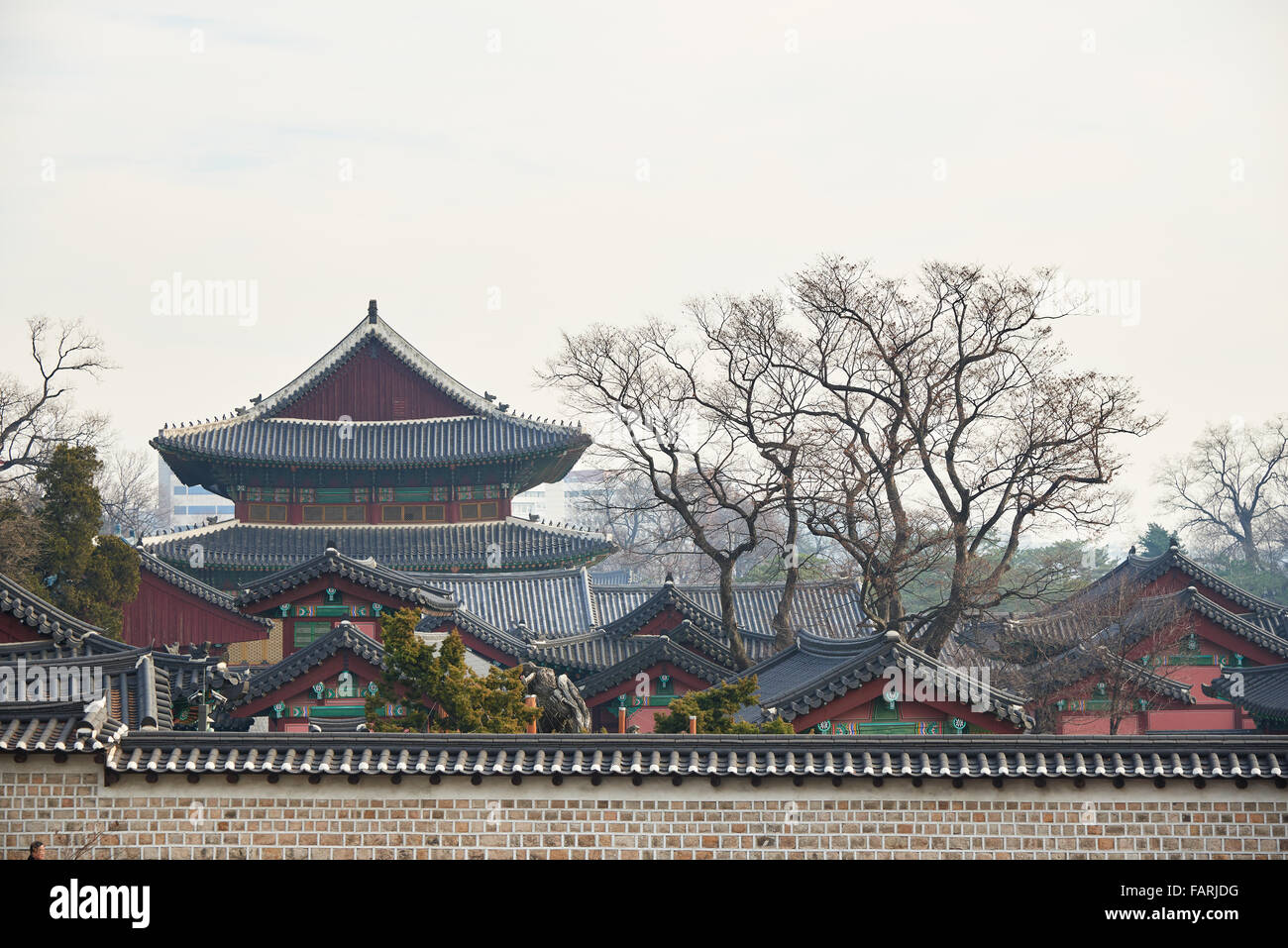 Tetti di tegole del coreano tradizionale palazzo a Seul Foto Stock