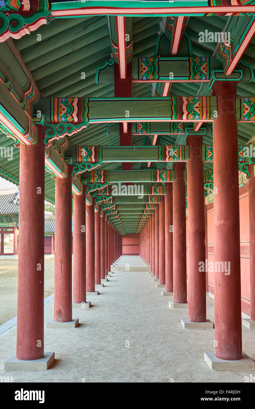 Colonne di legno del coreano architettura tradizionale e colorato soffitto Foto Stock